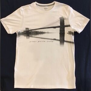 Old Navy graphic NYC bridge t-shirt
